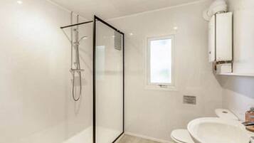 Douche, sĂšche-cheveux, serviettes fournies, papier toilette