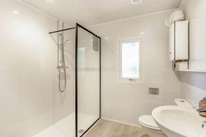 Dusche, Haartrockner, Handtücher, Toilettenpapier