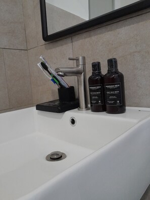 Een bad/douchecombinatie, een bidet