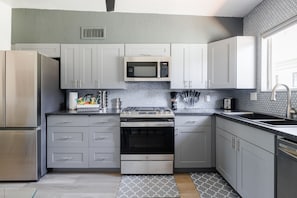 Geladeira, micro-ondas, fogão, cooktop
