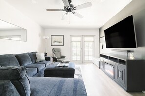 Smart TV, fireplace - The Hideaway in Old Town Scottsdale (Scottsdale)