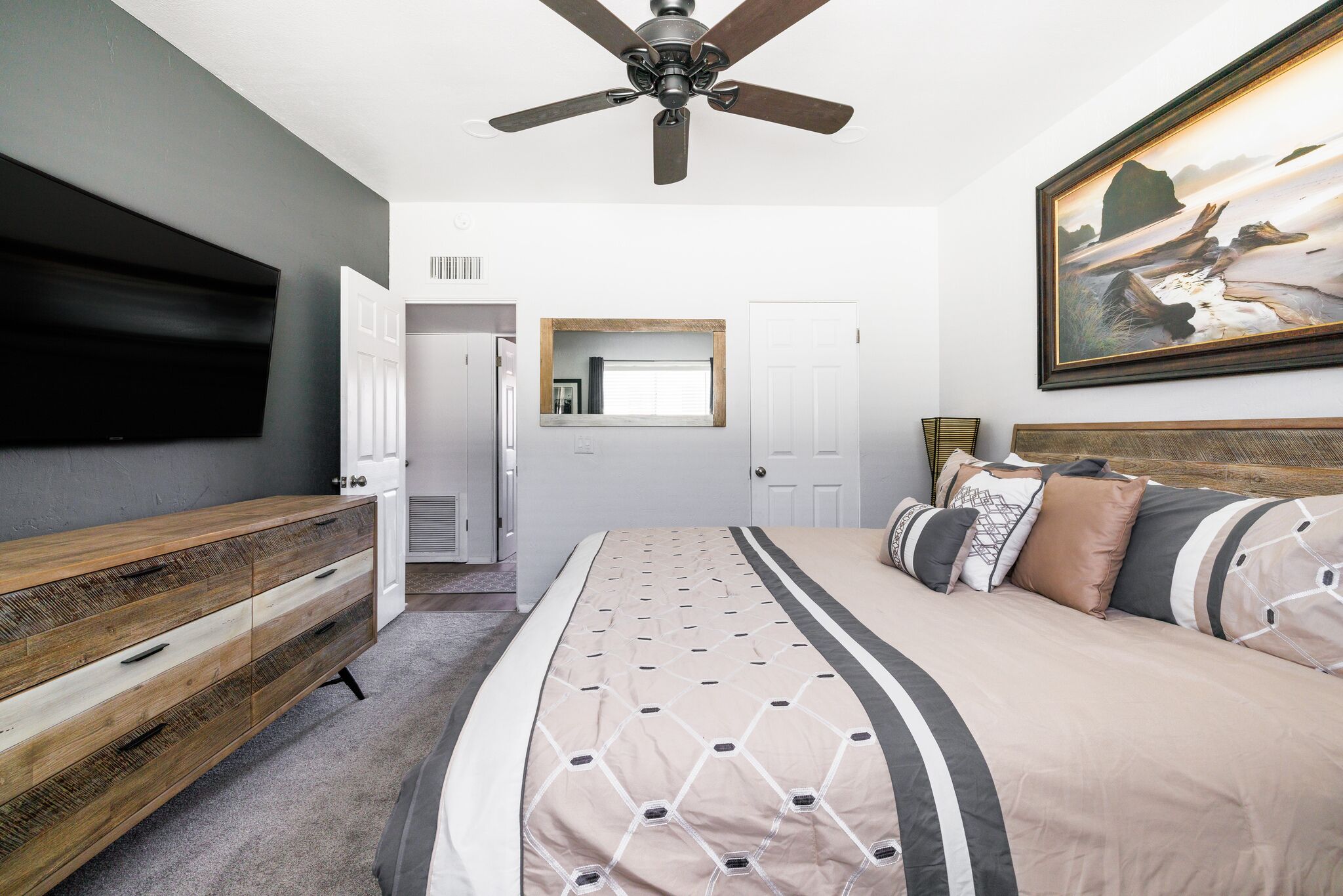 2 bedrooms, desk, iron/ironing board, WiFi