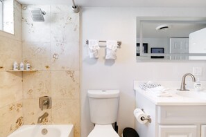 Vasca, asciugacapelli, asciugamani, sapone