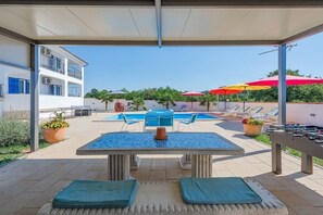 Outdoor dining - Family home with hydromassage pool &fun activities (Domijanici)