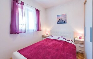4 bedrooms, desk, iron/ironing board, WiFi - Family home with hydromassage pool &fun activities (Domijanići)