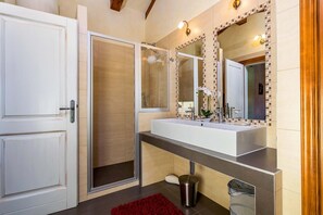 Shower, hair dryer, towels