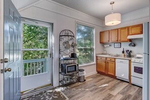 Apartment, 1 Schlafzimmer | Eigene Küche | Kühlschrank, Ofen, Wasserkocher mit Kaffee-/Teezubehör, Toaster