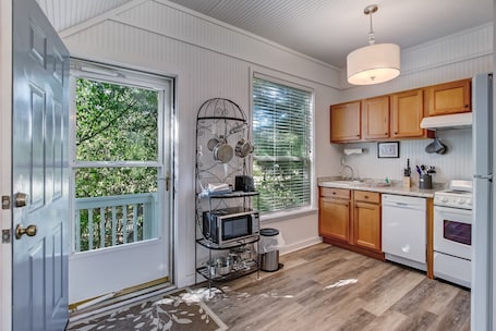 Apartment, 1 Bedroom | Private kitchen | Fridge, oven, coffee/tea maker, toaster