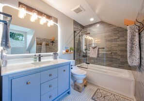 Casa, 2 habitaciones | Baño | Toallas y shampoo 