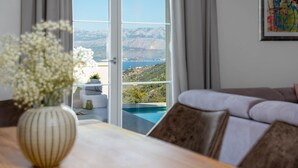 Un salon avec vue sur un paysage montagneux et une piscine.
