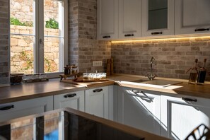 ثلاجة، ميكروويف، فرن، غسالة أطباق