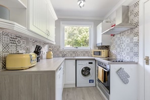 Refrigerador, microondas, horno y utensilios de cocina