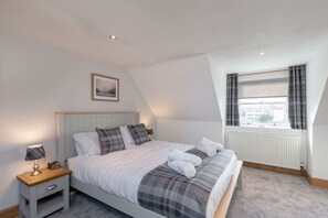 2 bedrooms, desk, iron/ironing board, free WiFi - The Steadings - by StayDunfermline (Rosyth)