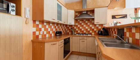 Jääkaappi, mikroaaltouuni, uuni, astianpesukone