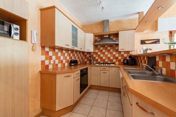 Réfrigérateur, micro-ondes, four, lave-vaisselle