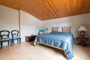 2 bedrooms, iron/ironing board, free WiFi