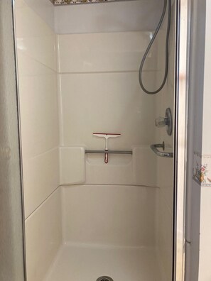 Shower - Charming, Convenience and Comfort - Minutes from Downtown Rochester (Irondequoit)