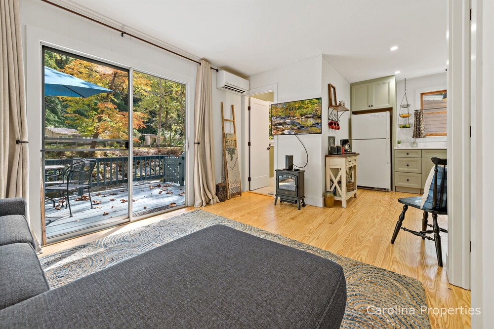 Rocky River Retreat II Pet Friendly, Riverfront! Bat Cave Vrbo