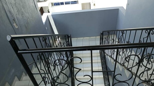 Corrimão de metal de escada com desenhos detalhados.