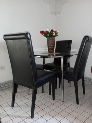 Apartamento | Cocina privada | Frigorífico, microondas, horno y placa de cocina