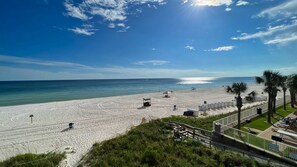 På stranden