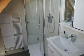 Dusche, umweltfreundliche Kosmetikartikel, Haartrockner, Handtücher