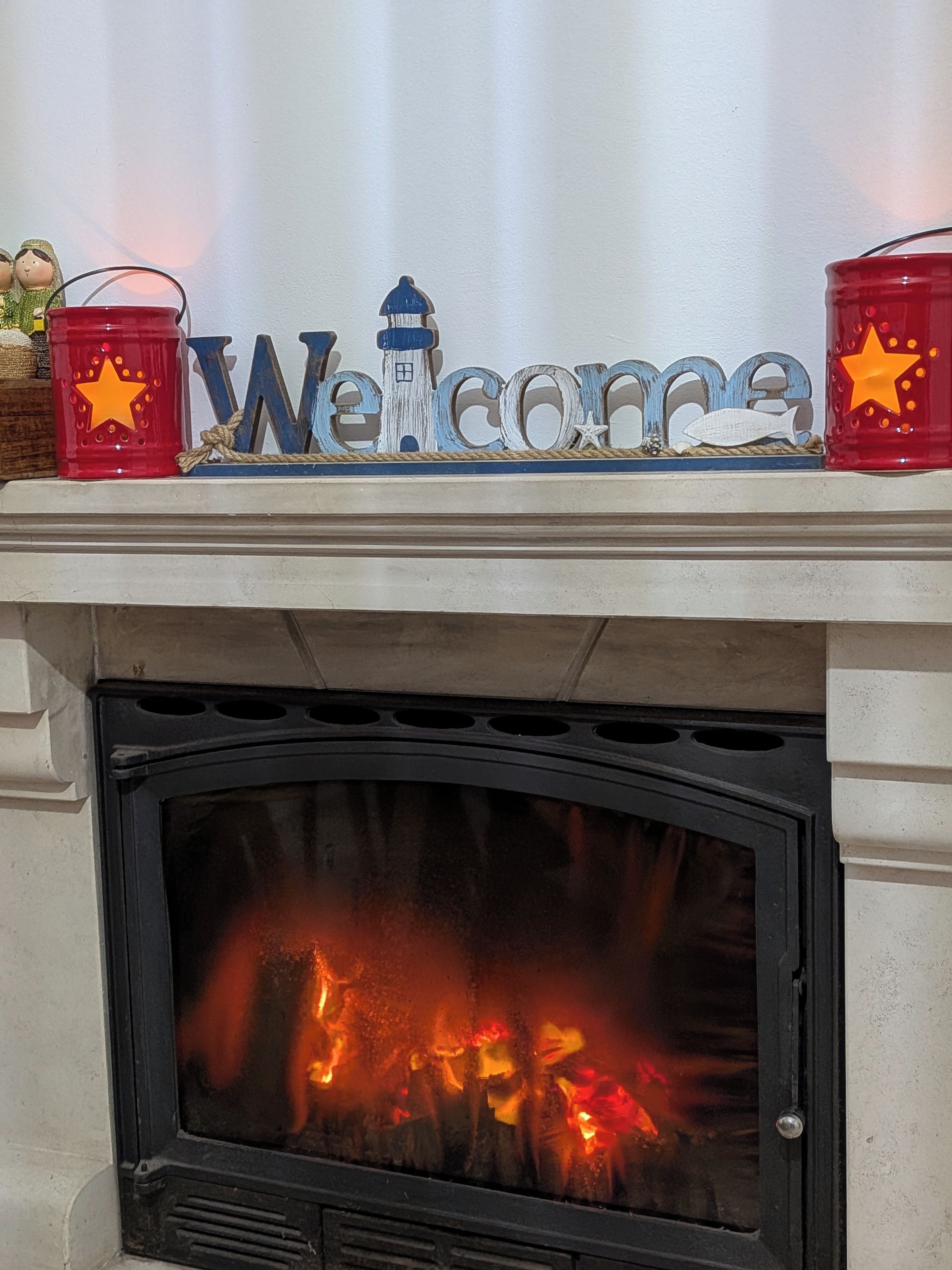 Una chimenea con un cartel que dice 'Welcome' encima.