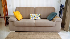 Smart TV, chimenea y libros 