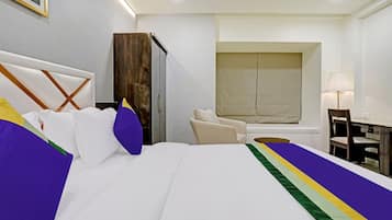 Habitación doble Premium | Escritorio y tabla de planchar con plancha