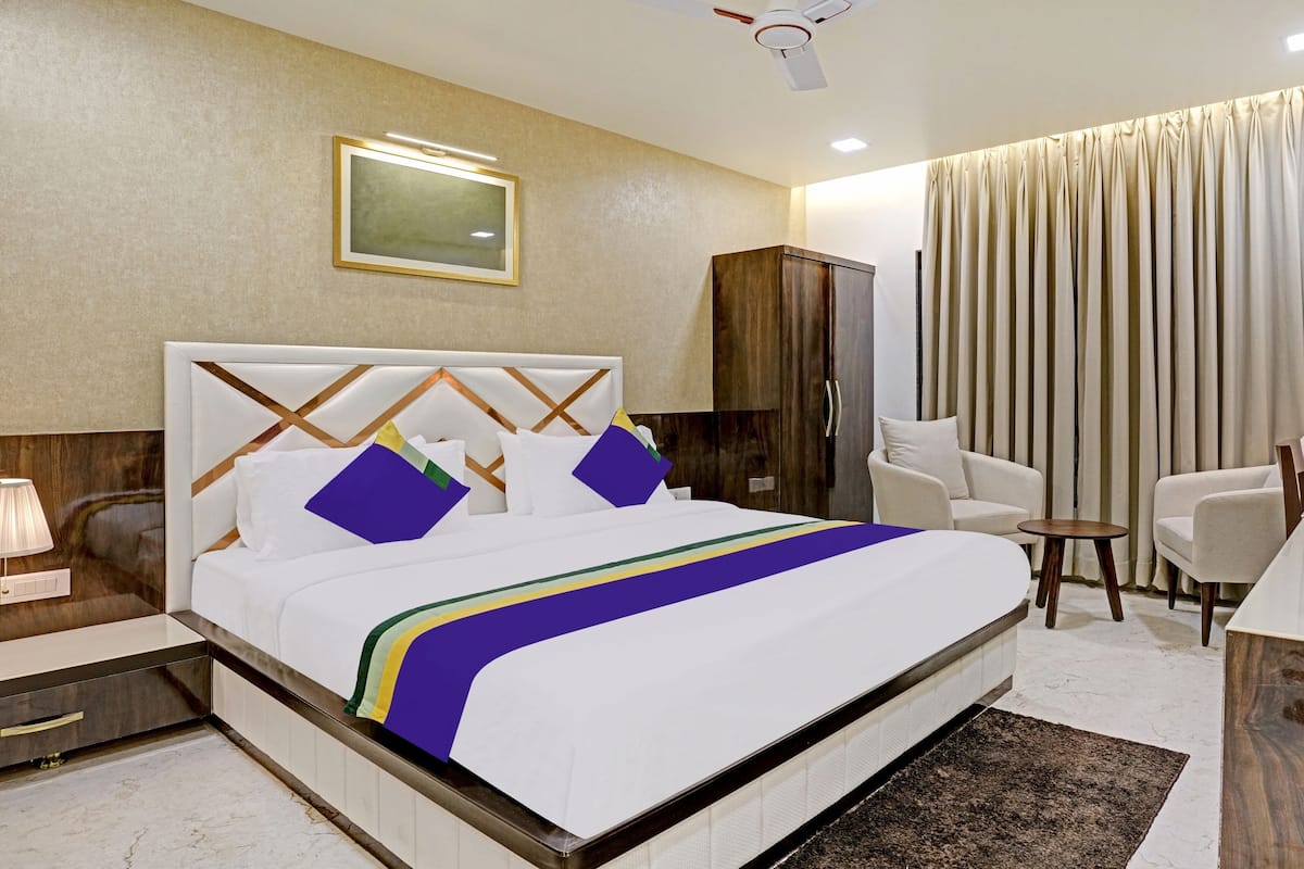 Deluxe Double Room | Desk, iron/ironing board