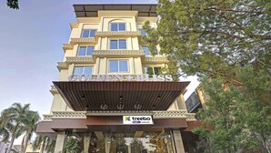 Un hôtel à plusieurs étages, reconnaissable à son enseigne bien visible où l’on peut lire : « Golden Bliss ».