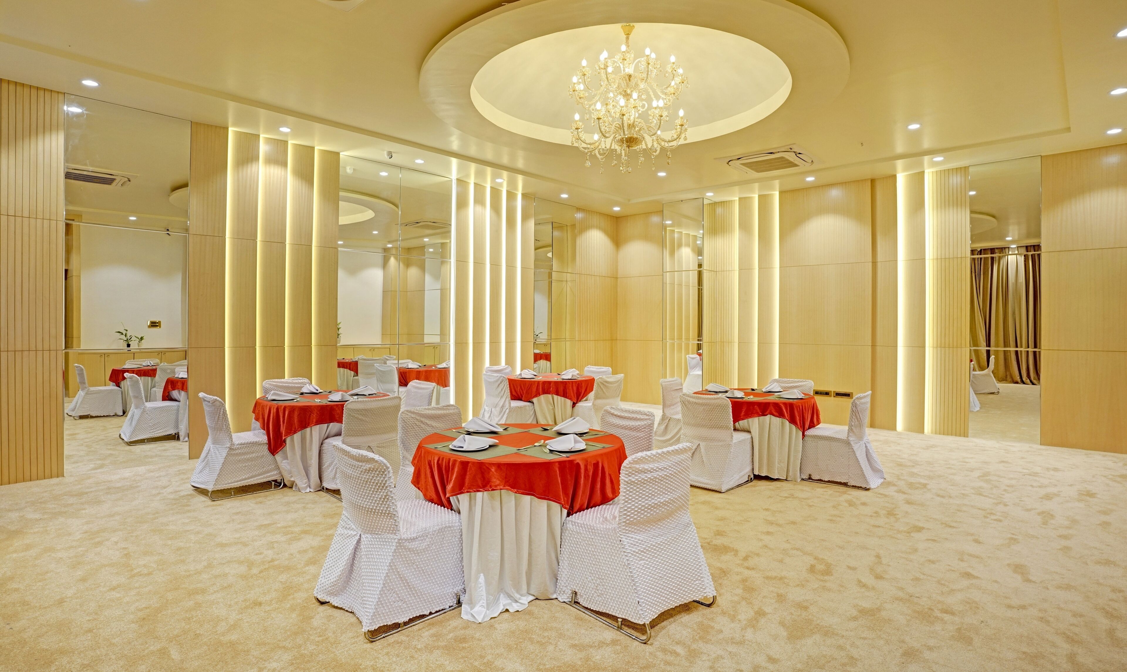 Foto - Treebo Premium Golden Bliss Trimurti Nagar Square