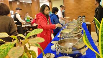 Desayuno continental diario (USD 5 por persona)