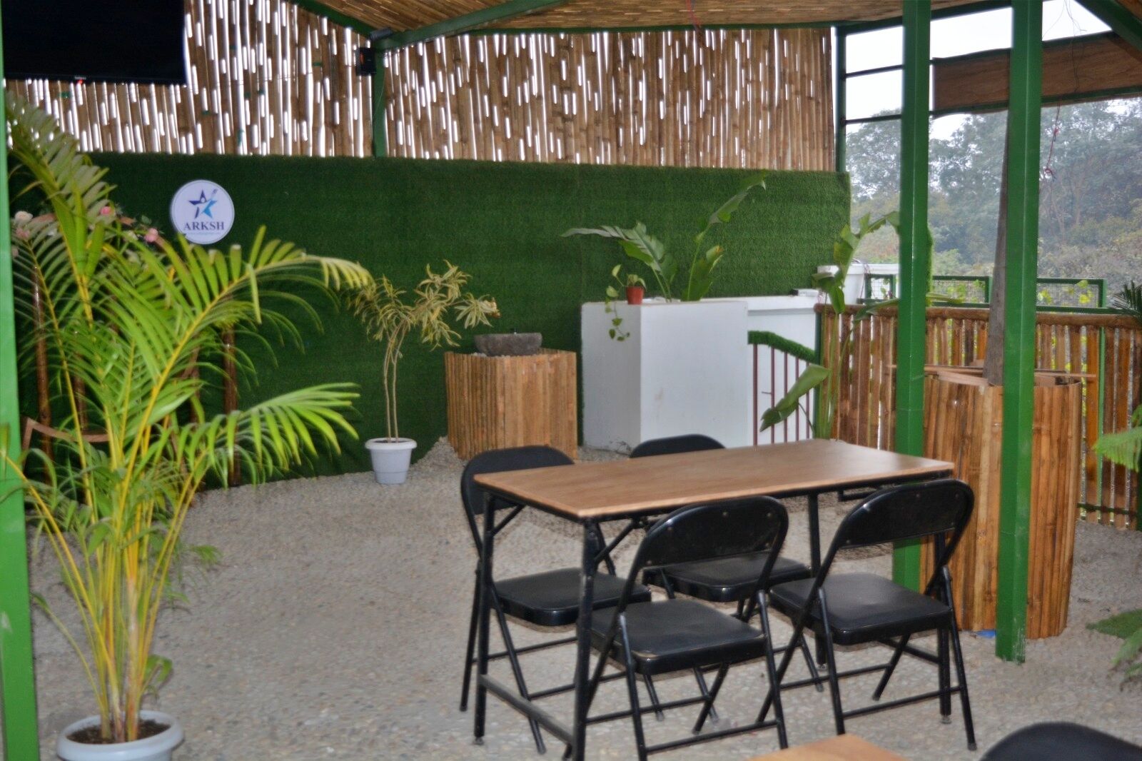 Se sirven desayunos y cocina local e internacional, con vista al jardín 