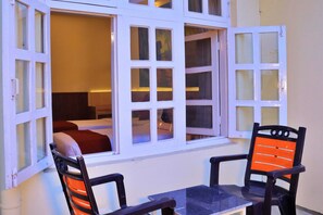 Decoración personalizada, muebles diferentes y escritorio 