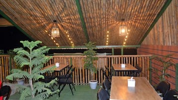 Frühstück, lokale und internationale Küche, Blick auf den Garten