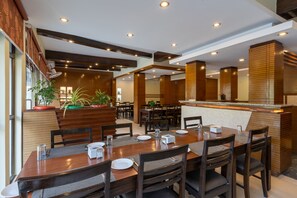 供应早餐、午餐和晚餐，本地与国际菜，花园景观