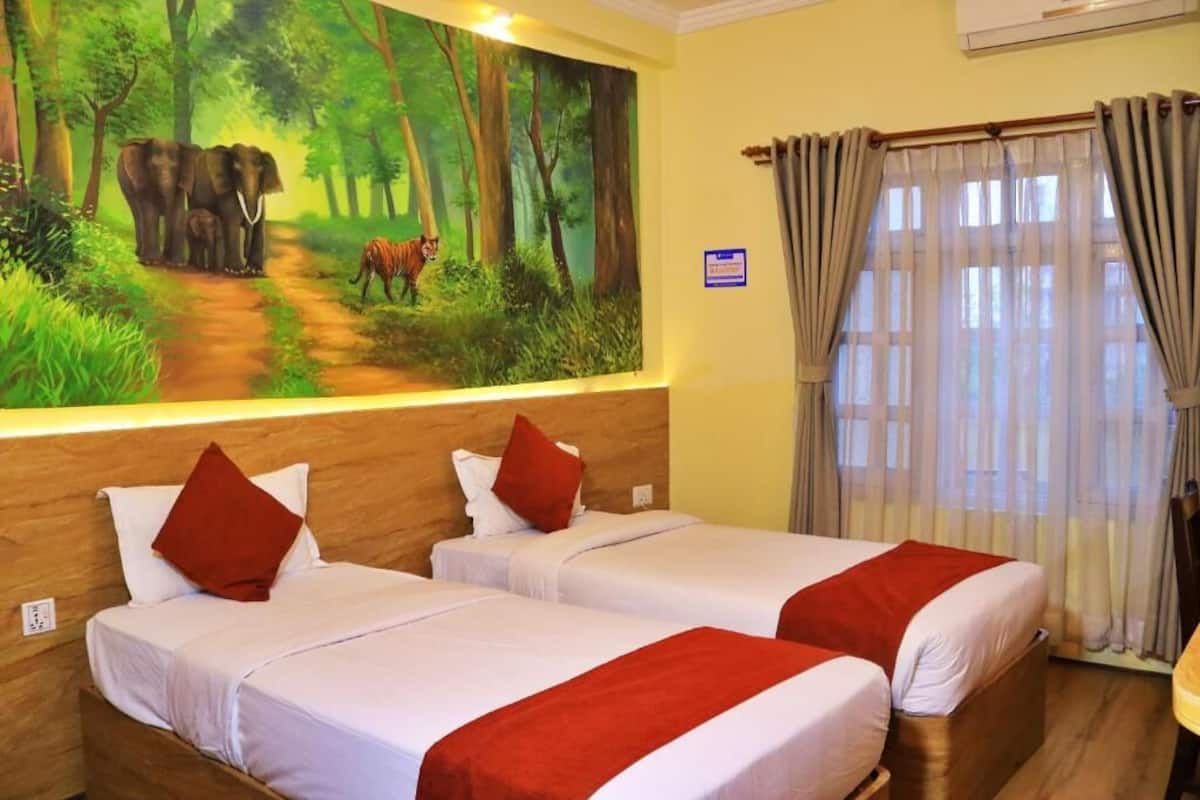 Standard Twin Room | Meja, ruang kerja komputer riba, seterika/papan seterika, Wi-fi percuma 