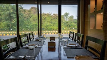Serveert ontbijt, lunch, lokale en internationale gerechten, tuinzicht