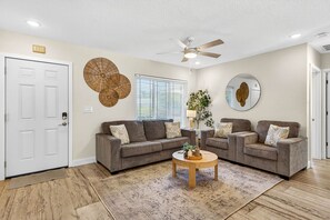 Smart TV - Steps to beach/Tiki Bar/Heated Pool/fun! (Indian Rocks Beach)