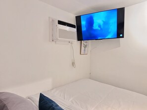 1 bedroom, desk, iron/ironing board, free WiFi - Tiny Hidden Cottage (Longwood)