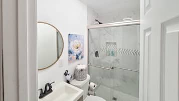 Chuveiro, secador de cabelo, toalhas de banho, sabonete