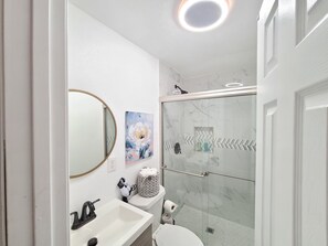 Een douche, een haardroger, handdoeken, zeep