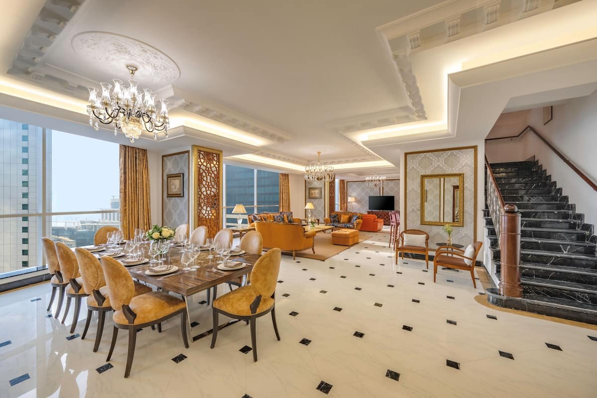 Penthouse, 3 slaapkamers (Duplex) | Woonruimte | Een 42-inch ledtelevisie met satellietzenders