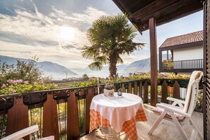 Outdoor dining - Apartment "Adang Ferienwohnung Etschtal" with Mountain View, Garden & Wi-Fi (Tirolo)