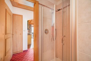 Dusche, Haartrockner, Handtücher