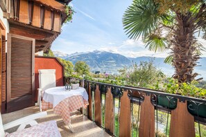 Outdoor dining - Apartment "Adang Ferienwohnung Etschtal" with Mountain View, Garden & Wi-Fi (Tirolo)