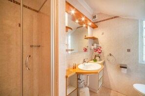 Dusche, Haartrockner, Handtücher