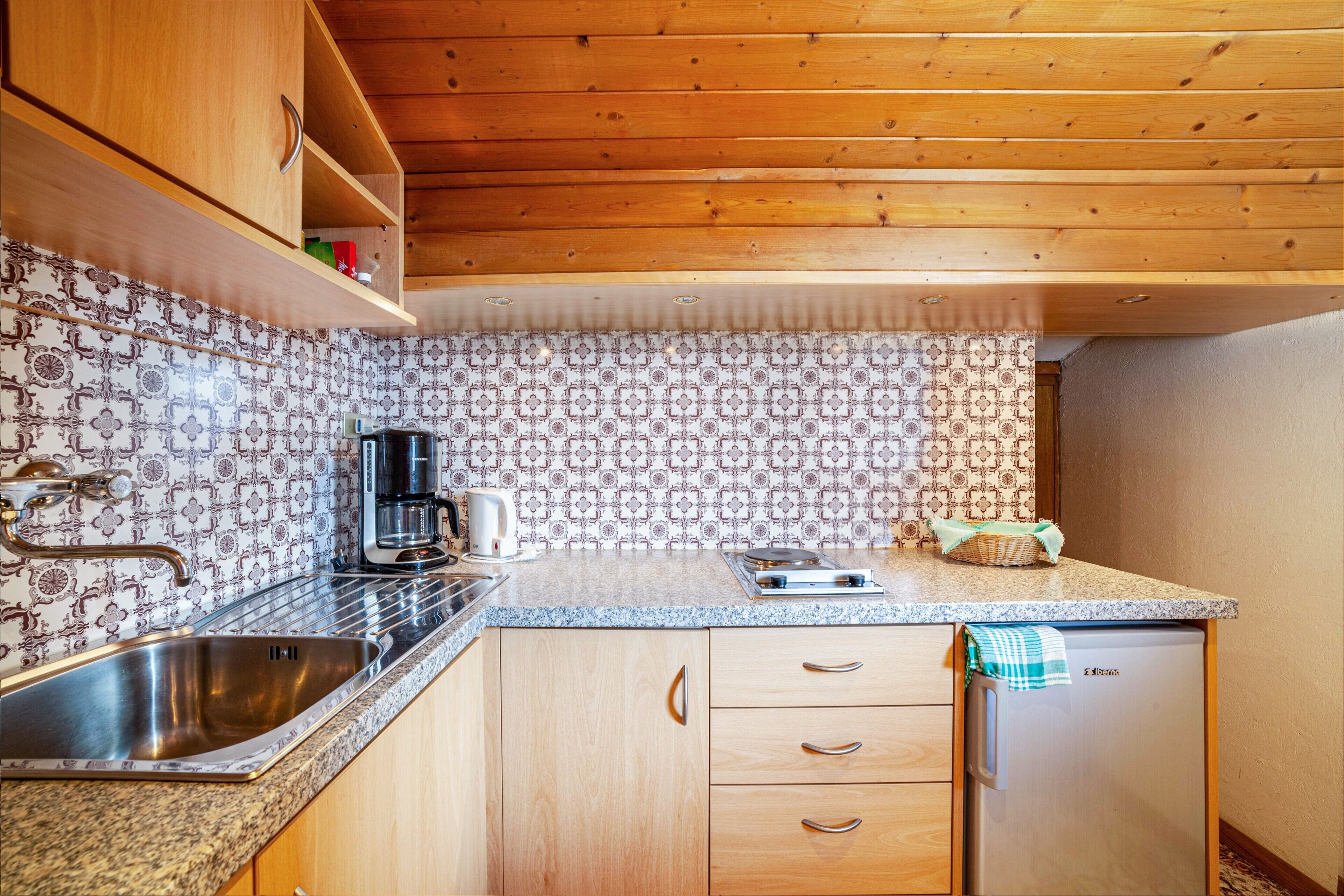 Fridge, stovetop, coffee/tea maker, electric kettle