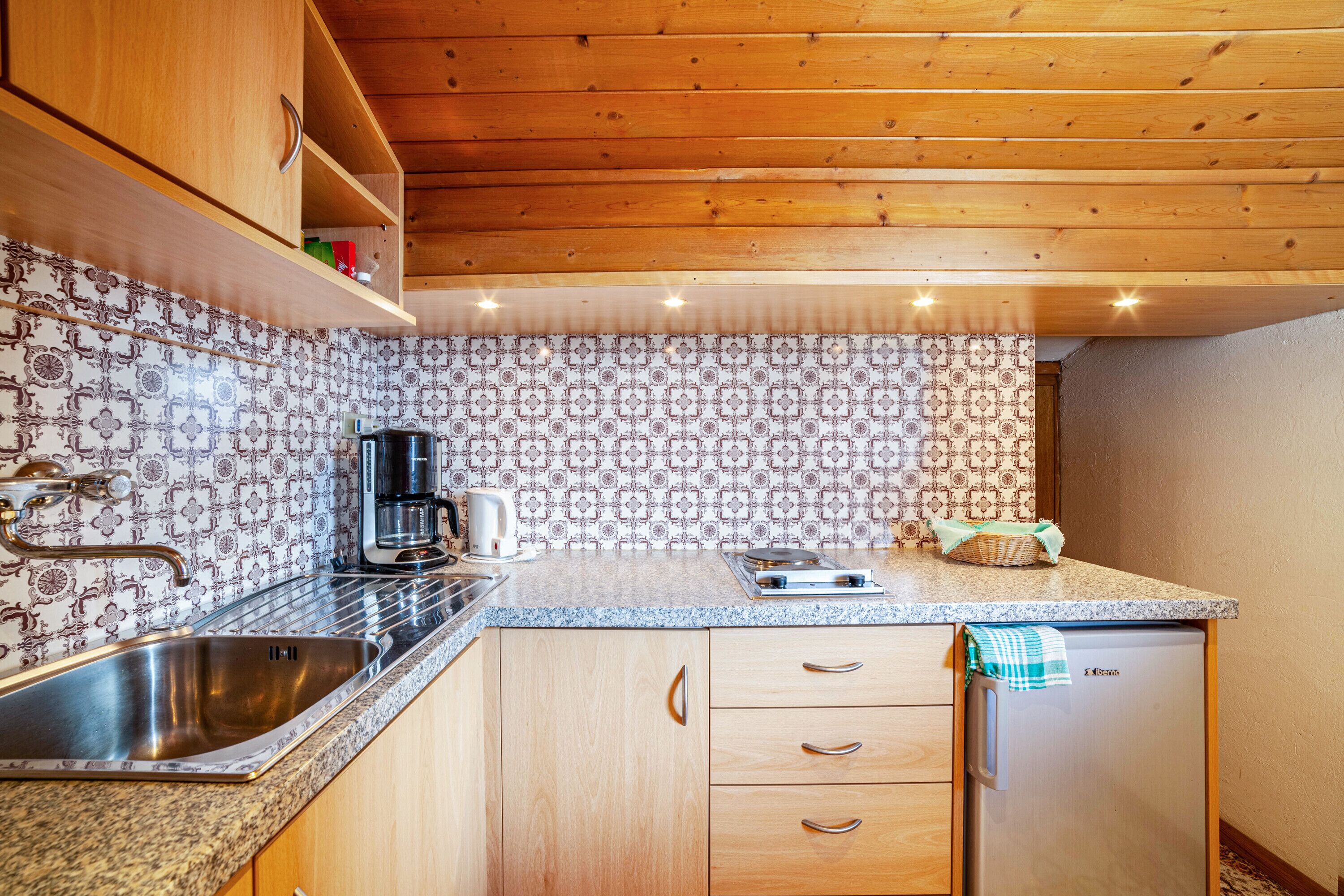 Kühlschrank, Herdplatte, Wasserkocher mit Kaffee-/Teezubehör